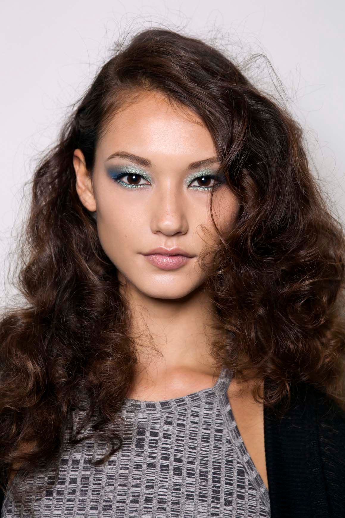 Era 70an terkenal dengan model rambut bergelombang dengan ukuran besar. Namun kamu bisa menyesuaikannya dengan sentuhan personal. (Foto: indigitalimages.com)