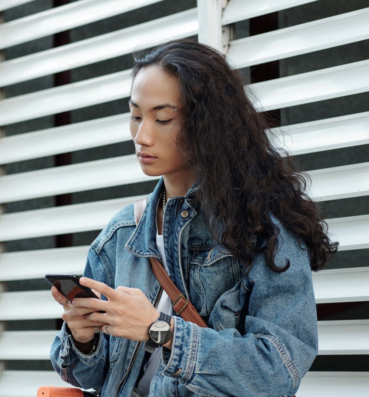 Coba deh gaya rambut pria panjang rapi pada rambut ikalmu! (Foto: Shutterstock)