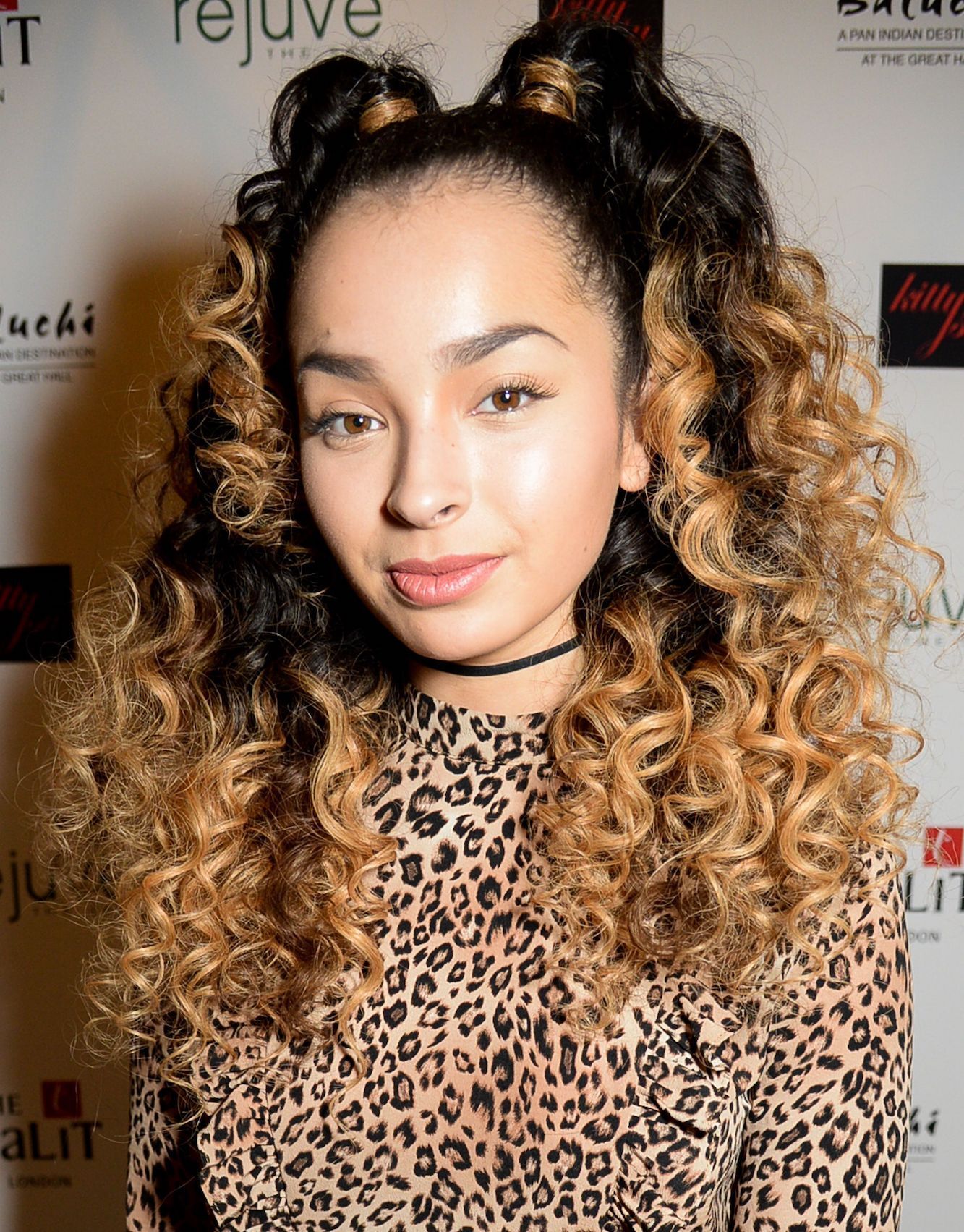 Ella Eyre dengan gaya rambut keriting curly.