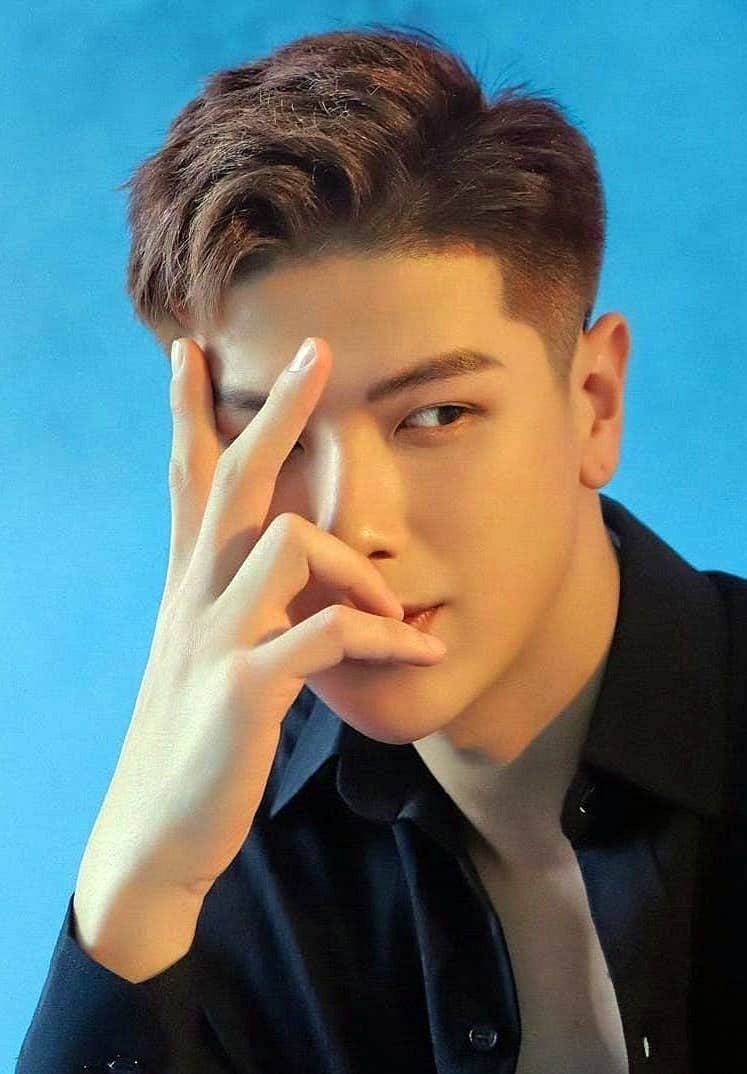 Undercut side-parted jika tanpa pomade atau gel.