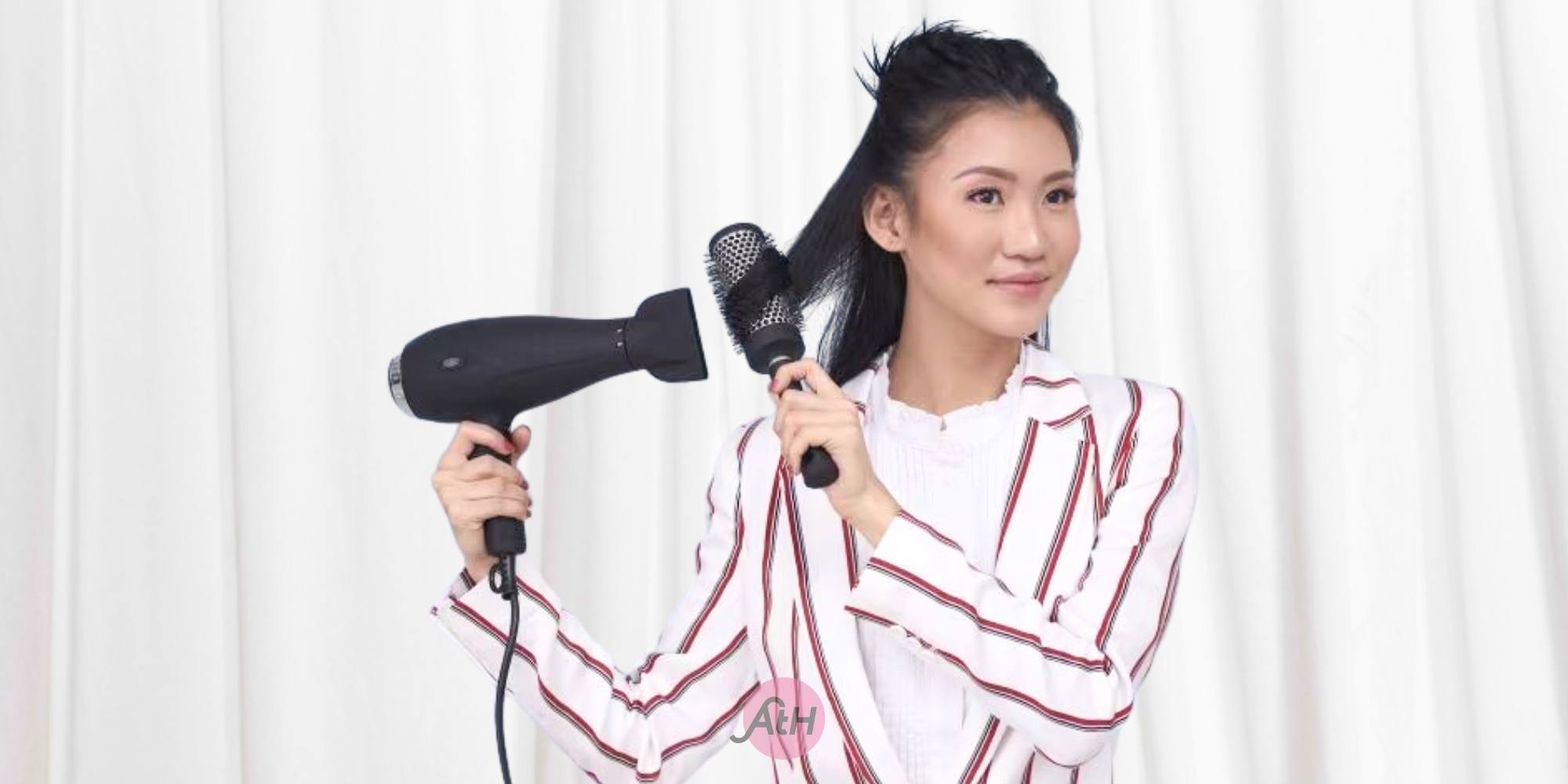 wanita sedang blow dry rambut