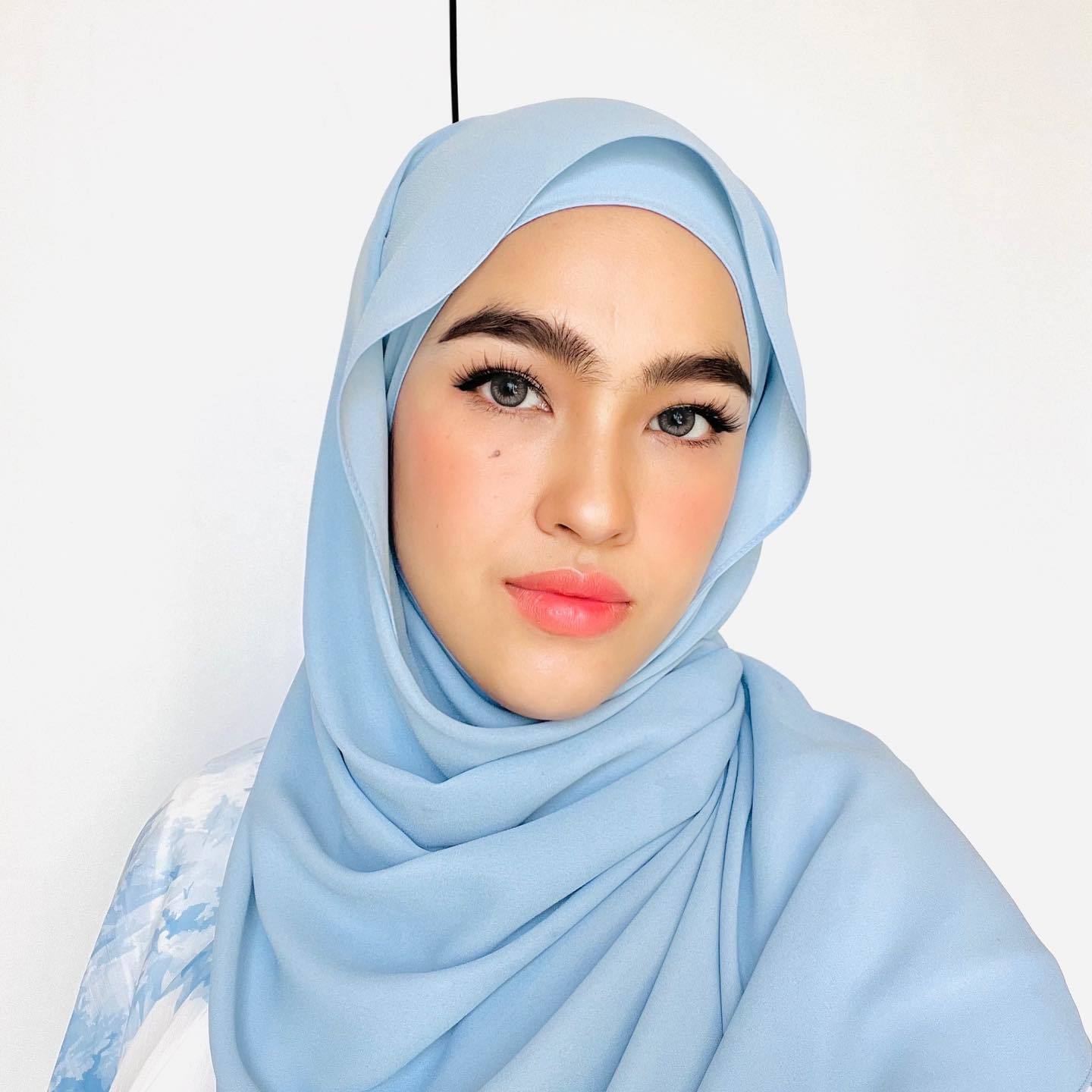 Selebgram Malaysia kenakan gaya hijab pashmina layer warna biru muda.