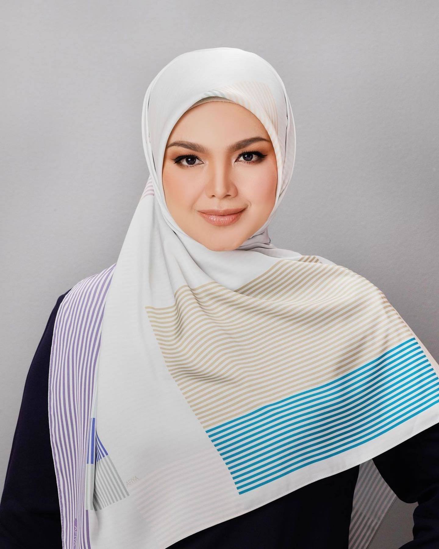 Artis Malaysia Siti Nurhaliza kenakan hijab motif stripes syar'i.