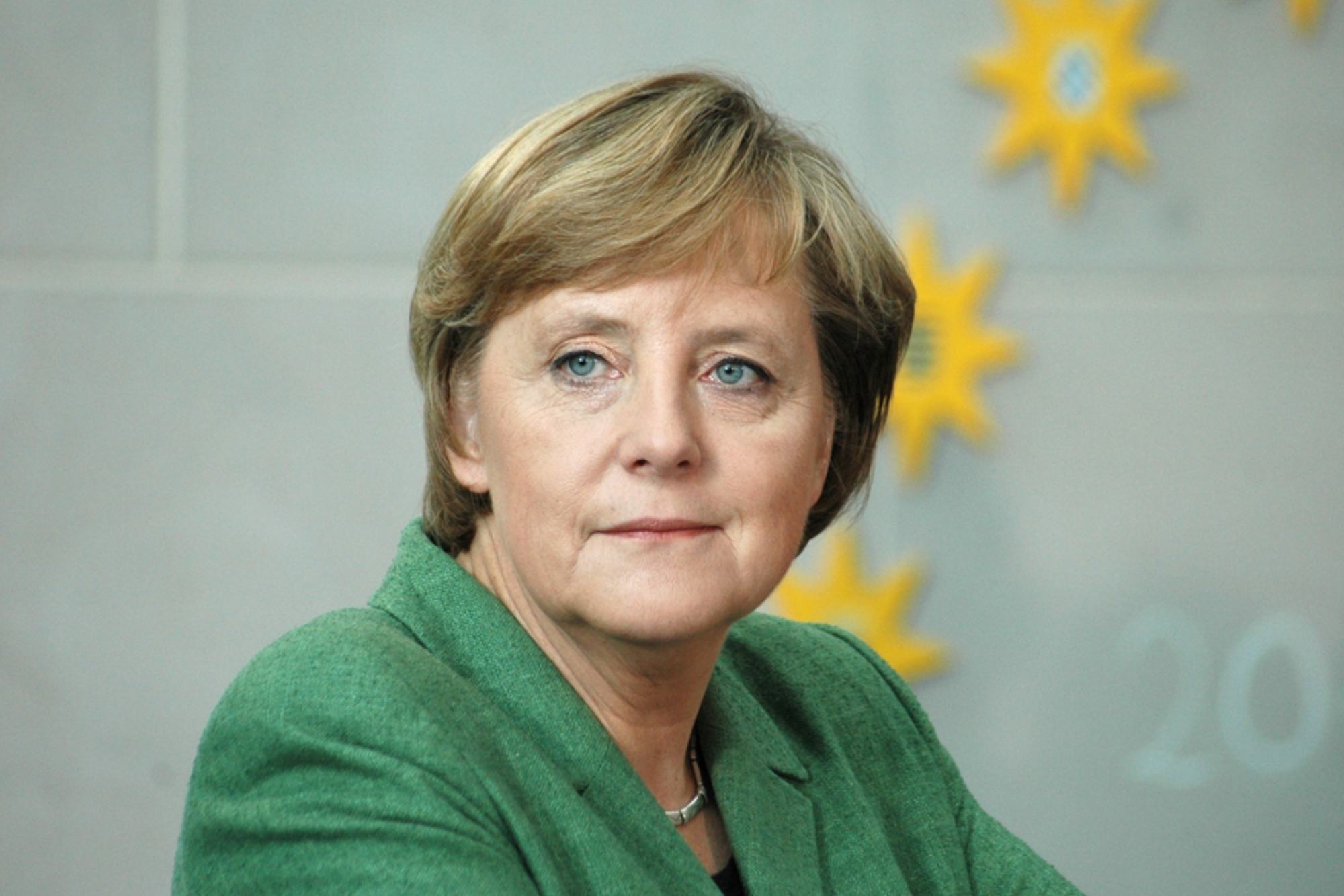 Kanselir Jerman ini tetap bisa tampil feminin dengan gaya rambut pixie. (Foto: Shutterstock)