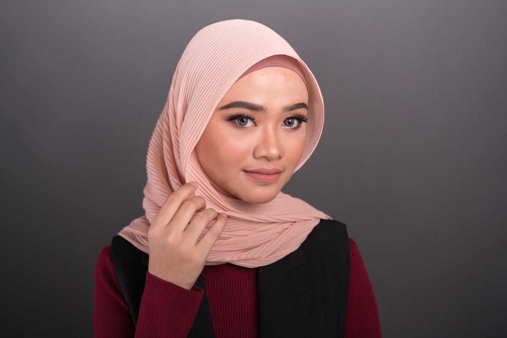 Ada beberapa jenis pink yang cocok dipadukan dengan merah marun. (Foto: Shutterstock)