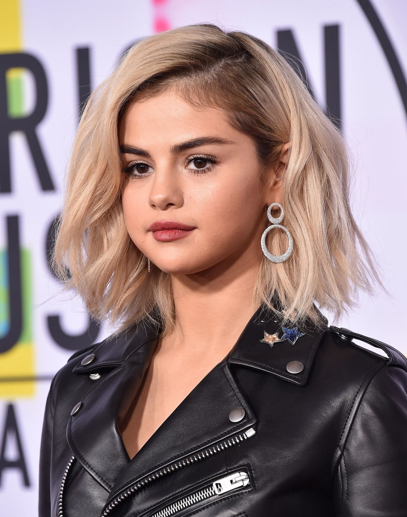 Selena Gomez dengan model rambut wavy bob (Foto: Shutterstock)