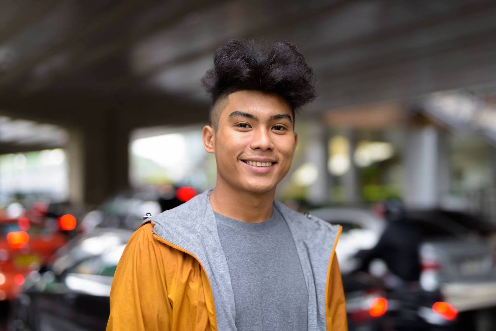 pria asia dengan gaya rambut mohawk dengan fade