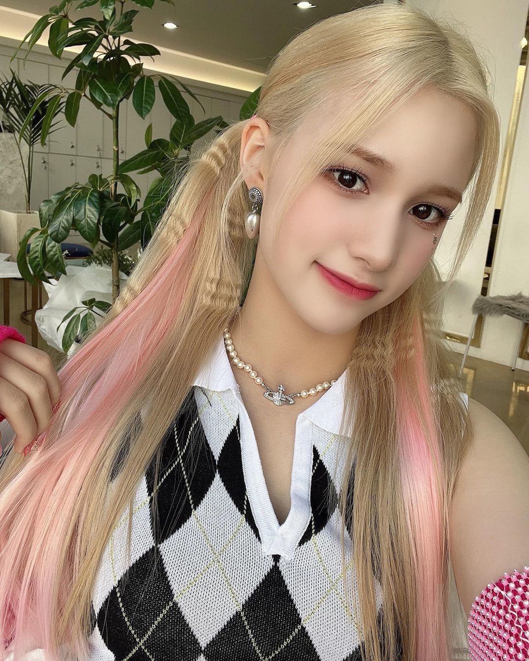 Warna rambut pink dengan rambut warna pirang. (instagram.com/official.kep1er)