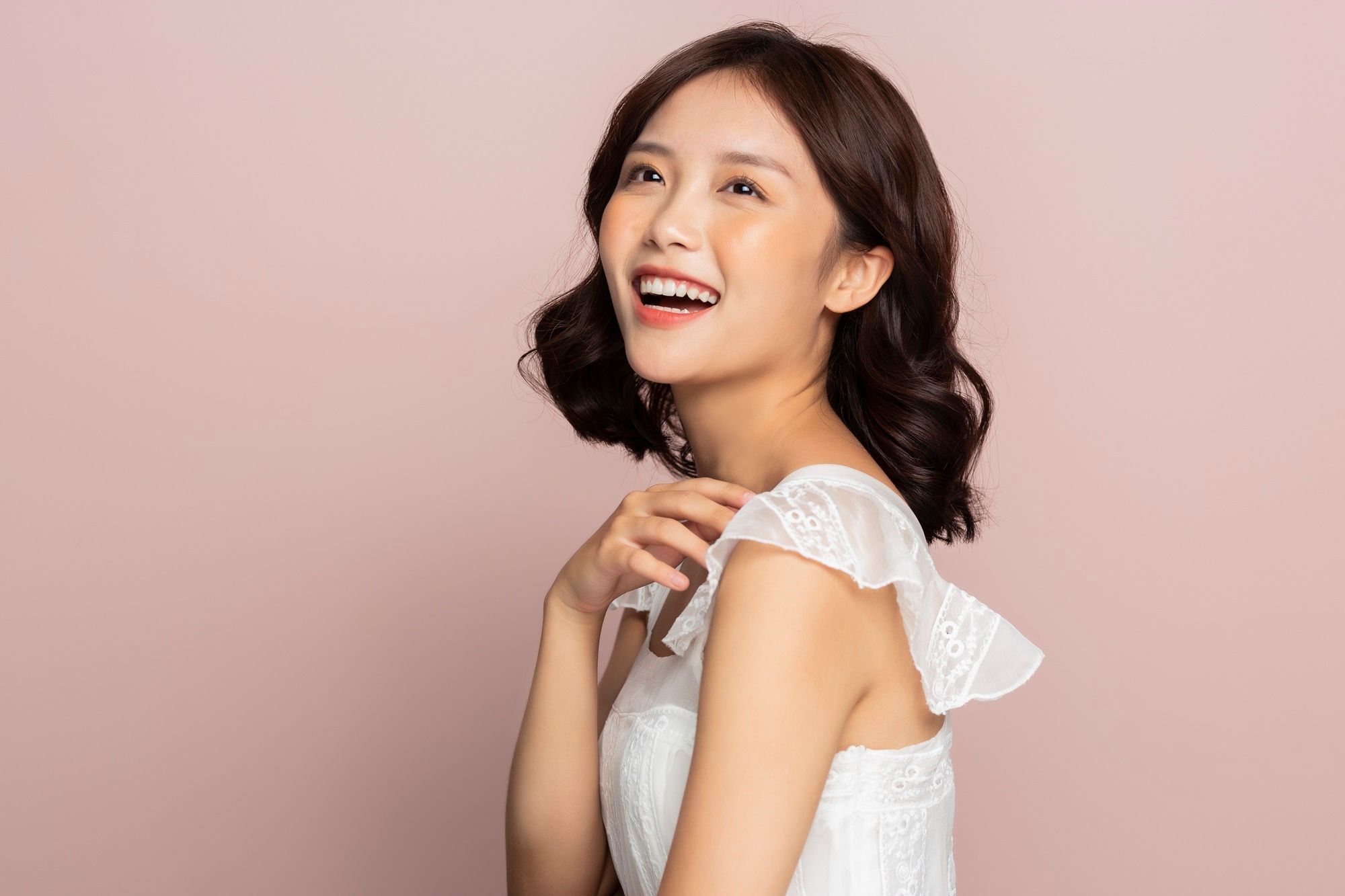 Wanita Asia sedang tertawa senang