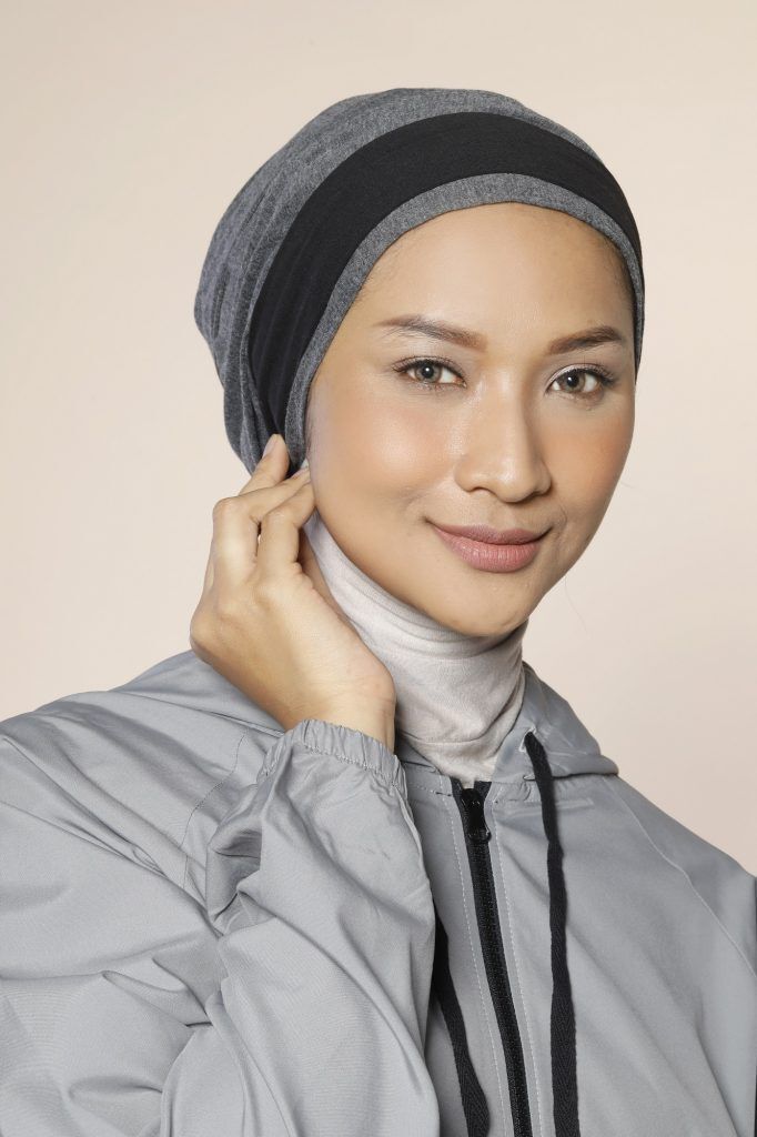 Wanita Asia memakai gaya hijab sporty berupa turban dan bandana