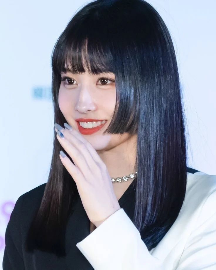 Momo Twice pernah tampil dengan gaya rambut layer Hime Haircut. (Foto: Instagram/momoring.twice._) 