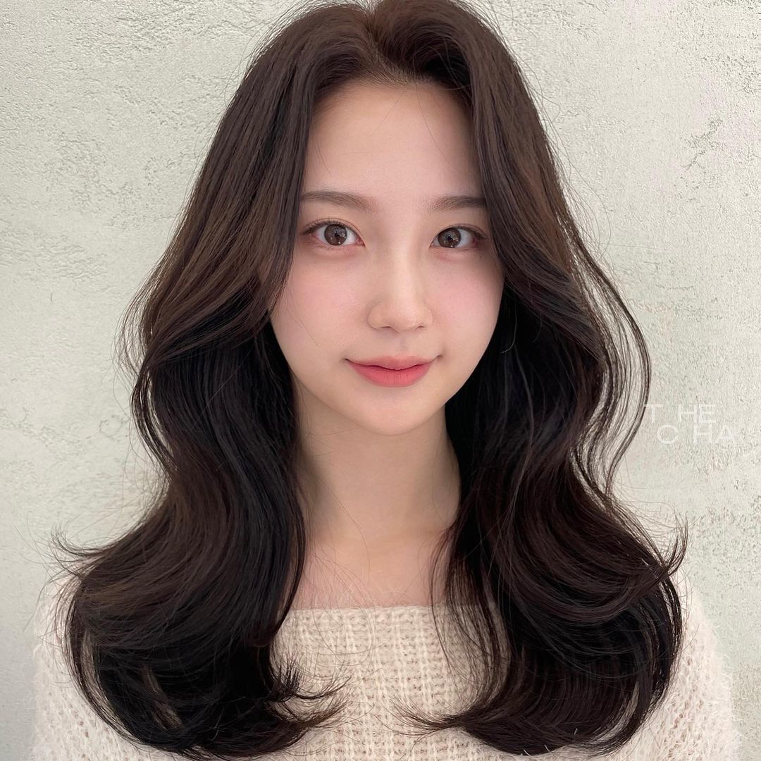 Korean wavy layered hair yang terlihat natural untuk tampilan sehari-hari. (Foto: Instagram/cha_star__) 