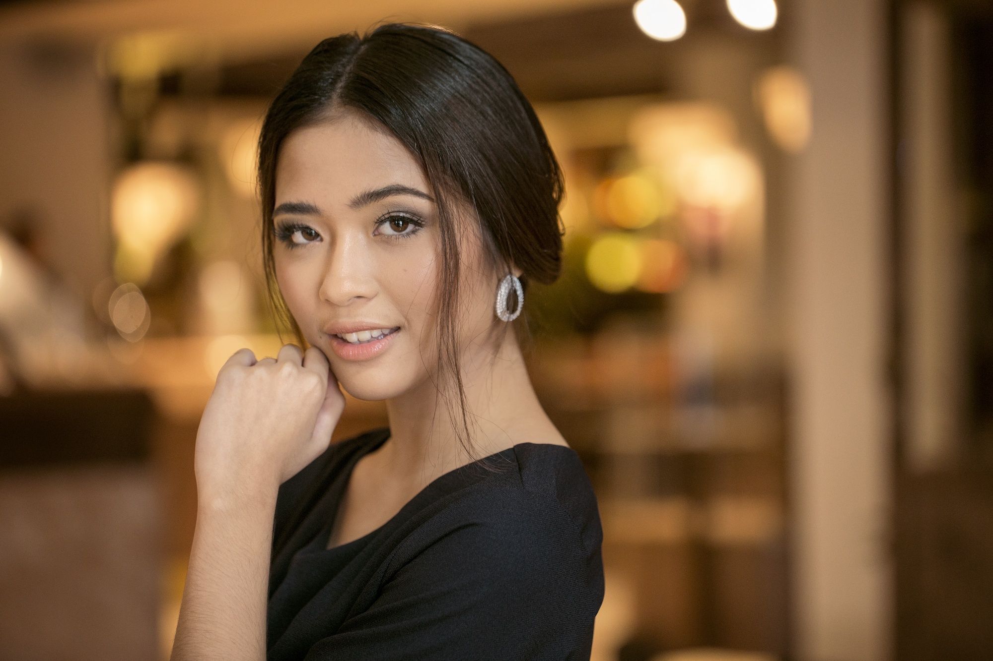 Model sanggul gaya messy. (Foto: Natasha Estelle)