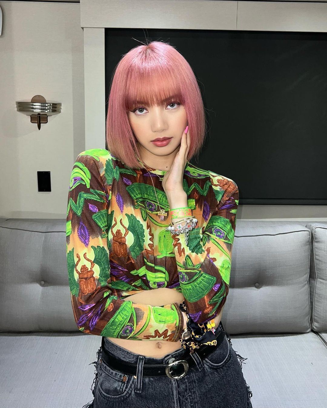 Berani bereksperimen dengan rambut bob yang diwarnai pink? (Foto: Instagram/@lalalalisa_m)