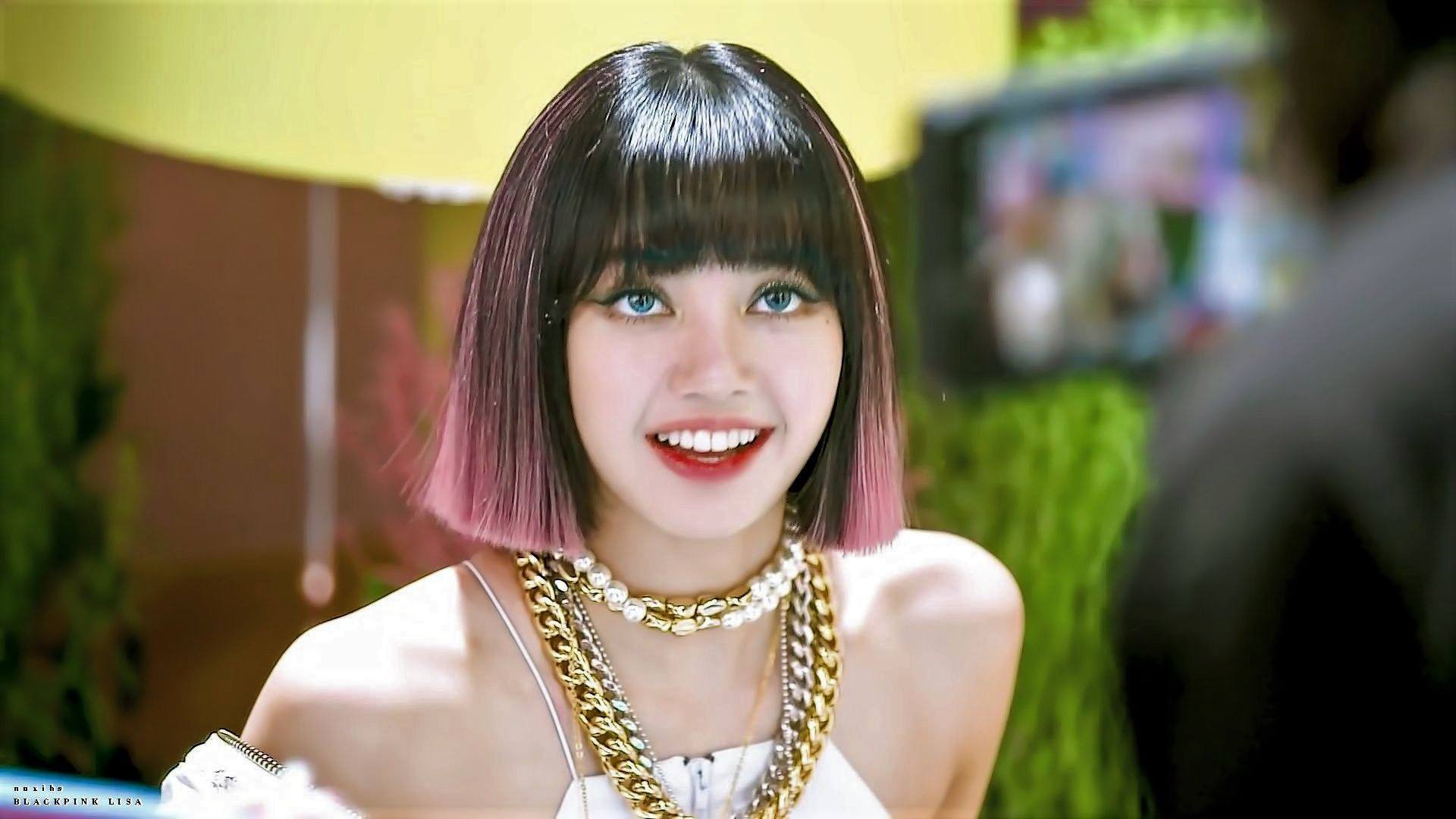 Tertarik coba warna rambut highlight pink a la Lisa Blackpink? (Foto: YG Entertainment)