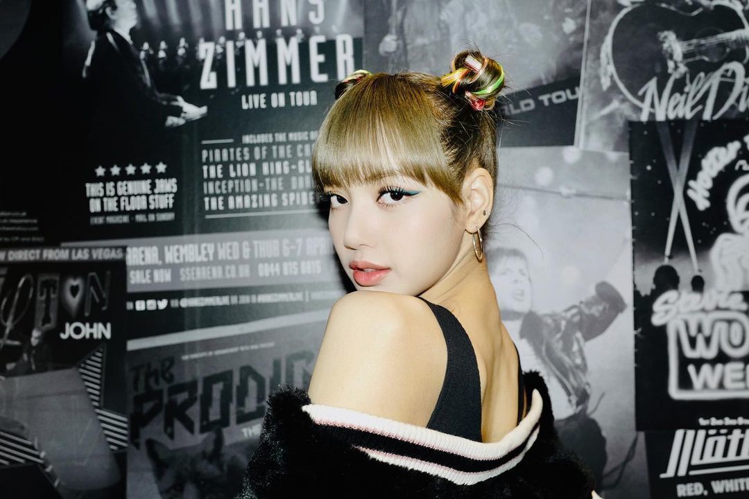 Gaya rambut space buns yang unik dengan aksen highlight warna-warni. (Foto: Instagram/@lalalalisa_m)