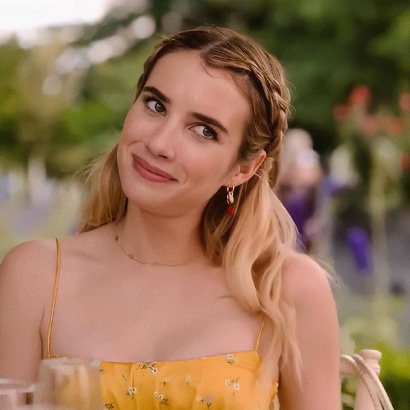 film romantis gaya rambut sloane holidate