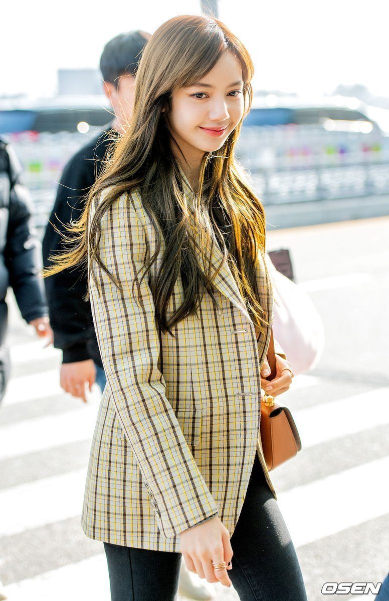 Meskipun tanpa poni rata, penampilan Lisa BLACKPINK tetap cantik dengan gaya rambut layer. (Foto: Koreaboo)