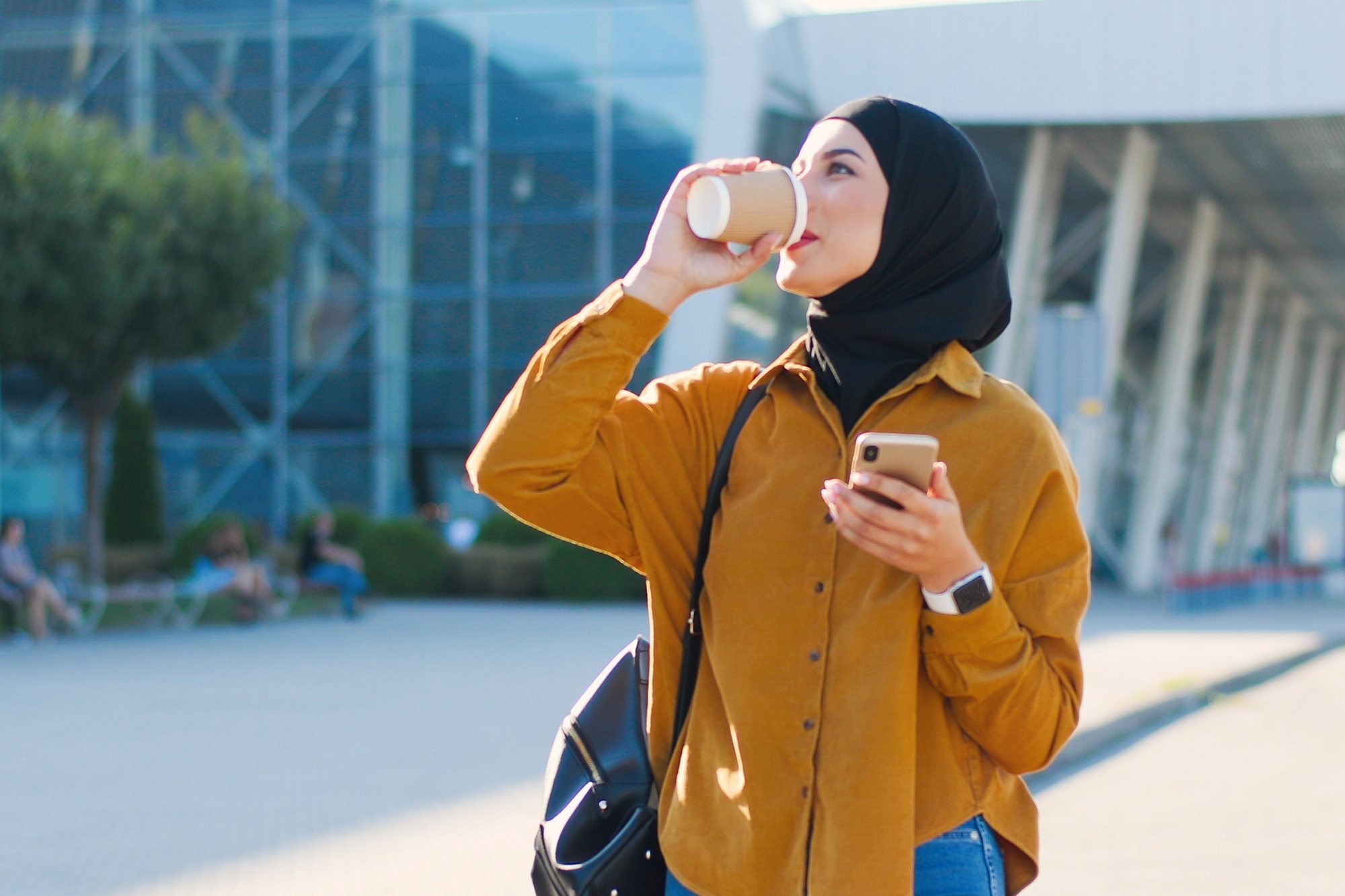 wanita dengan hijab sedang di luar ruangan
