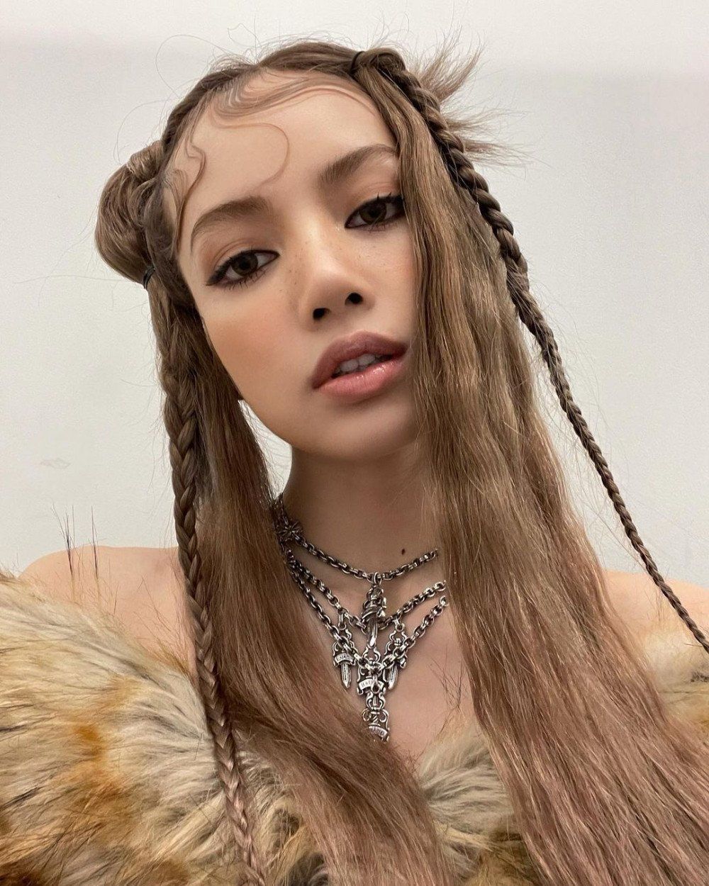 Gaya rambut Lisa BLACKPINK tanpa poni yang unik dan eye catching! (Foto: Allkpop)