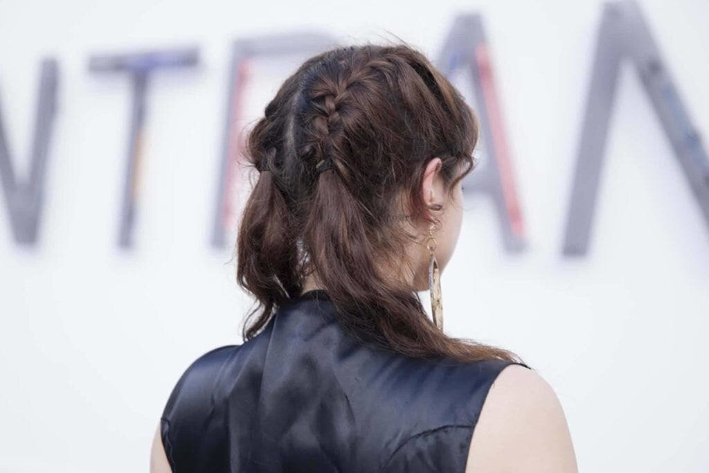 Model rambut kepang yang cocok untuk rambut bob panjang. (Foto: Verity Jane Smith)