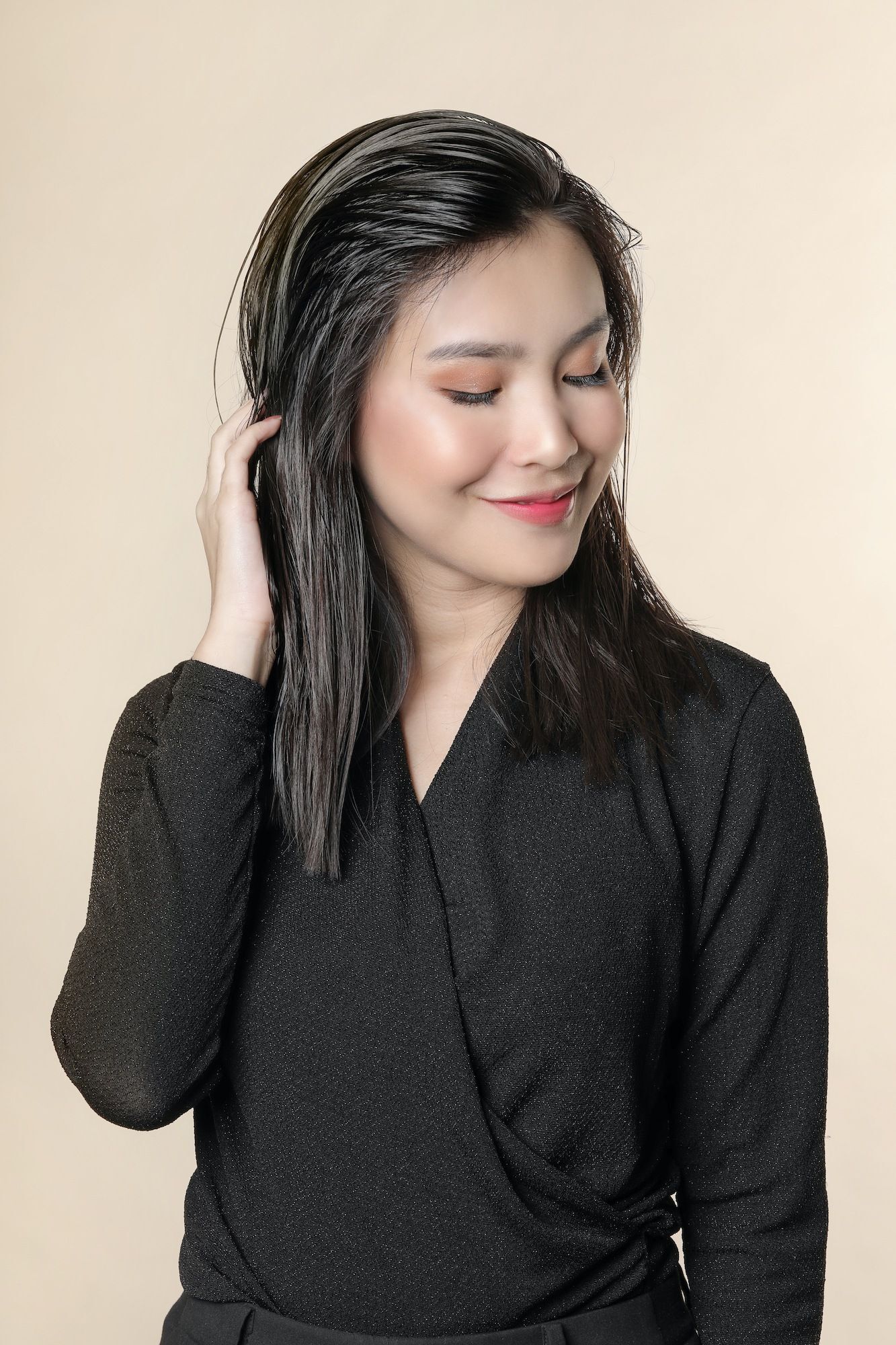 Wanita asia dengan rambut sedang dan halus karena cuka apel