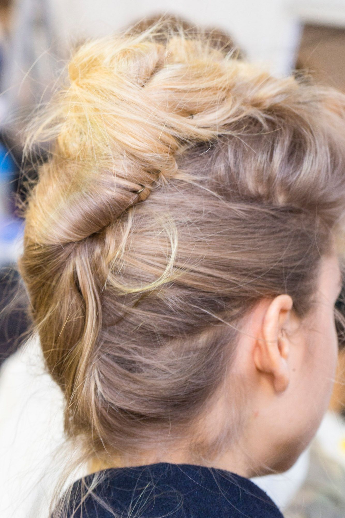 Model rambut french twist gaya messy.