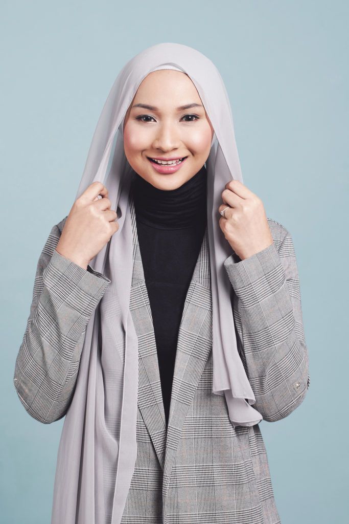 Wanita asia menggunakan jarum pentul