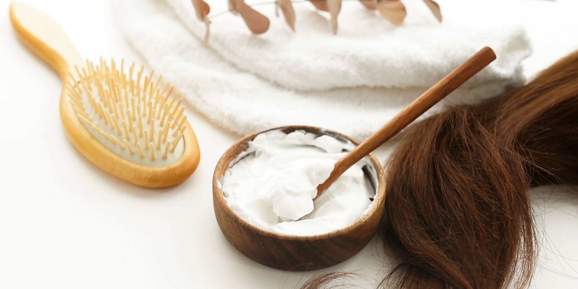 Ilustrasi rambut panjang wanita dengan masker rambut dan sisir.