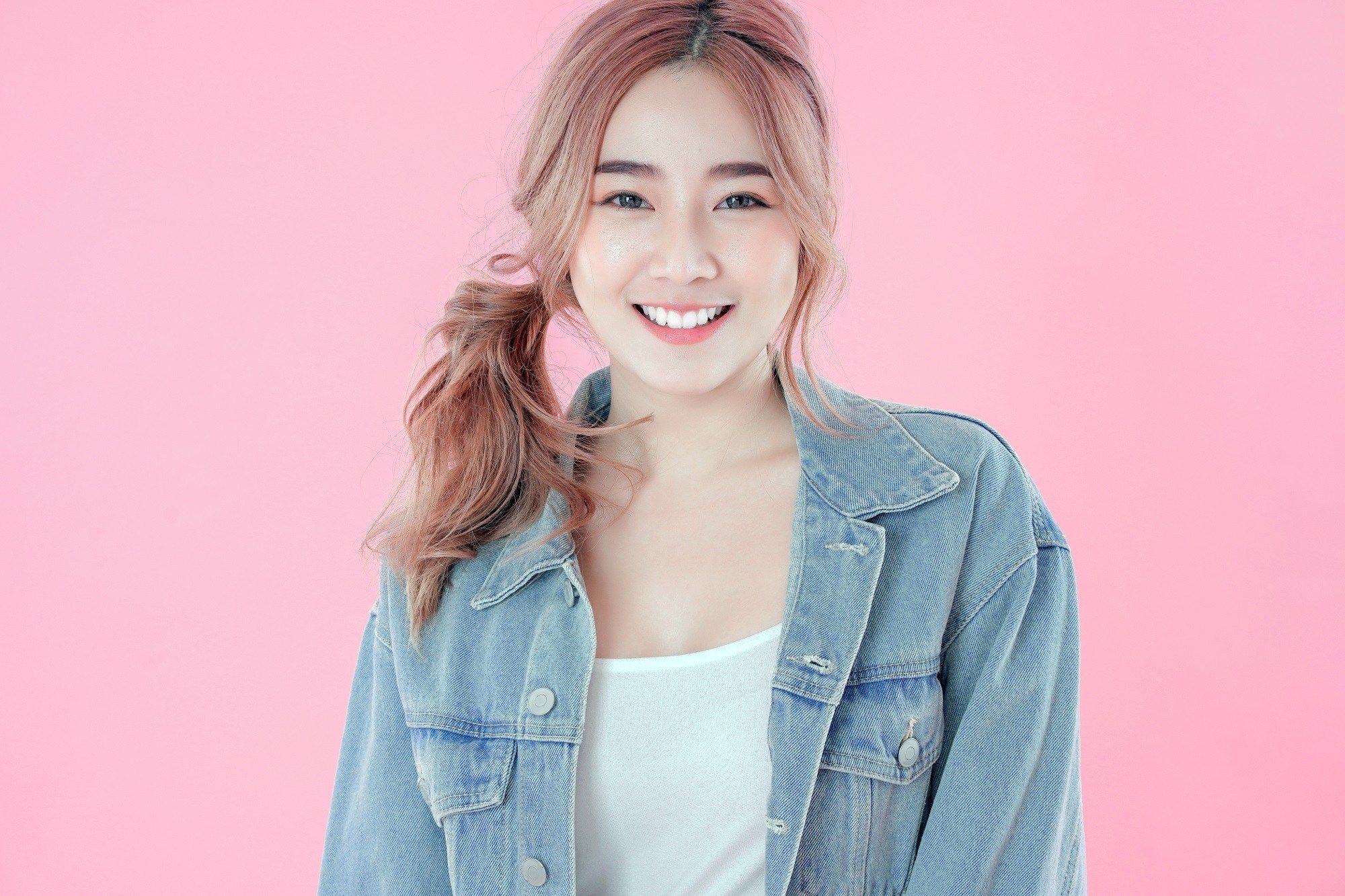 Gaya rambut side part ponytail untuk sembunyikan lepek. (Foto: Shutterstock)