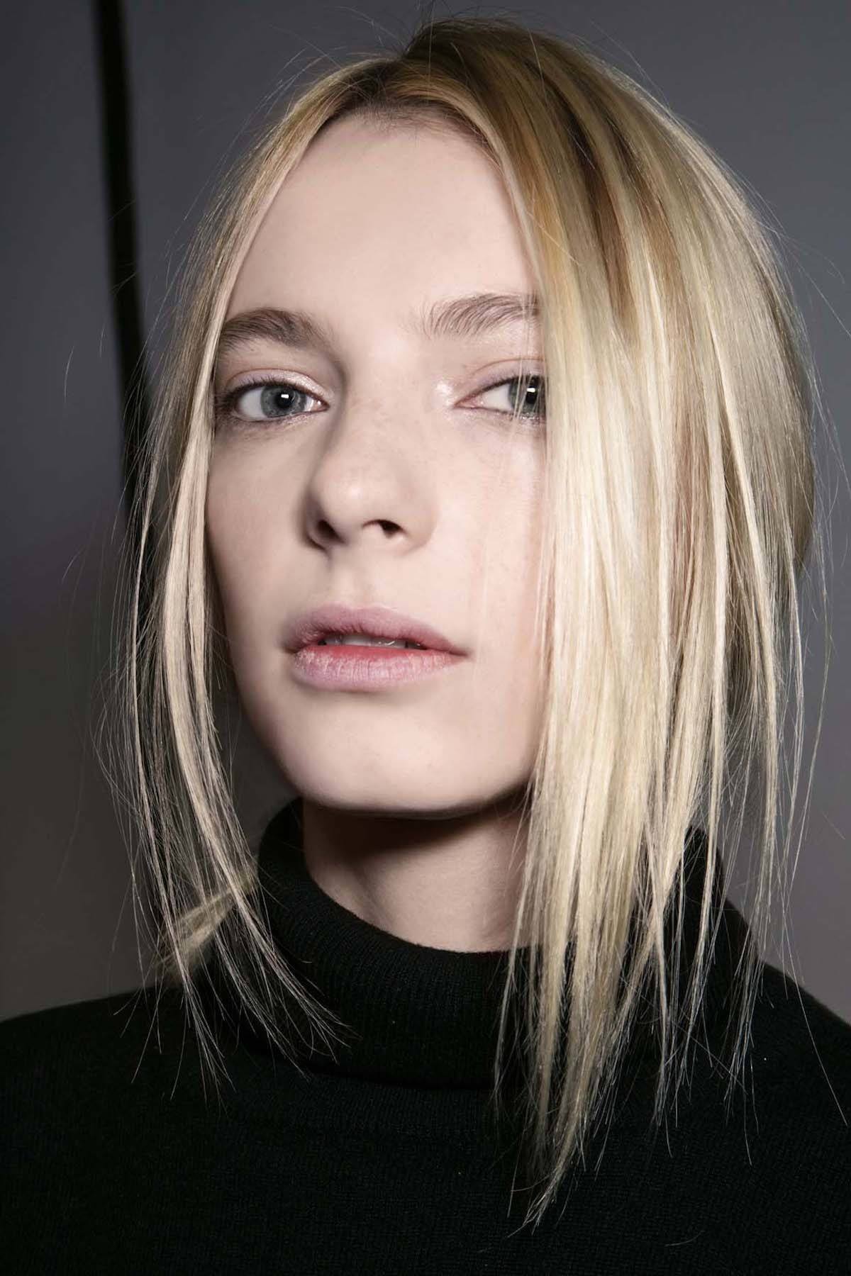 Gaya rambut poni dipadukan dengan low bun. (Foto: REX by Shutterstock)