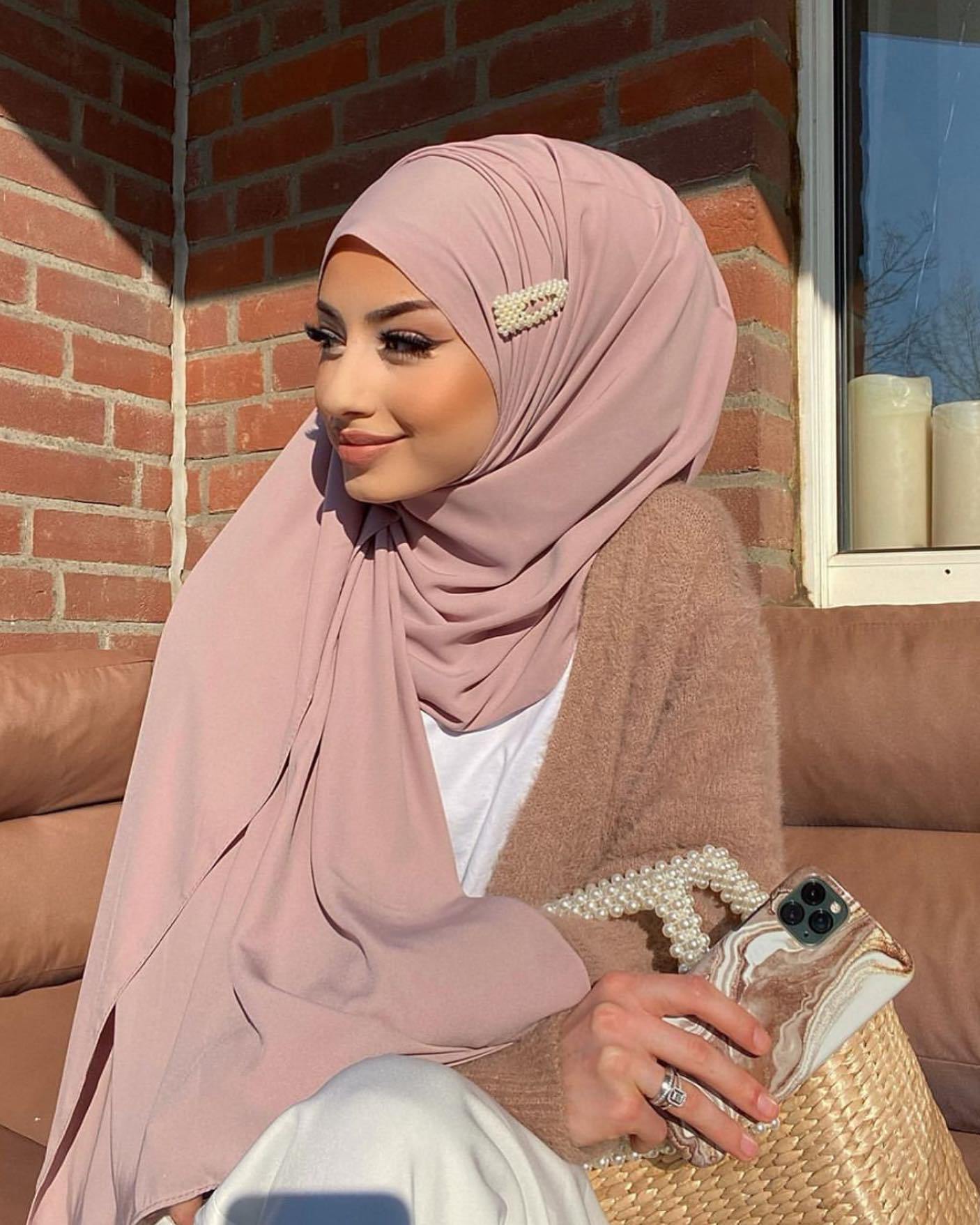 Wanita kaukasia dengan hijab dan aksesori jepit rambut