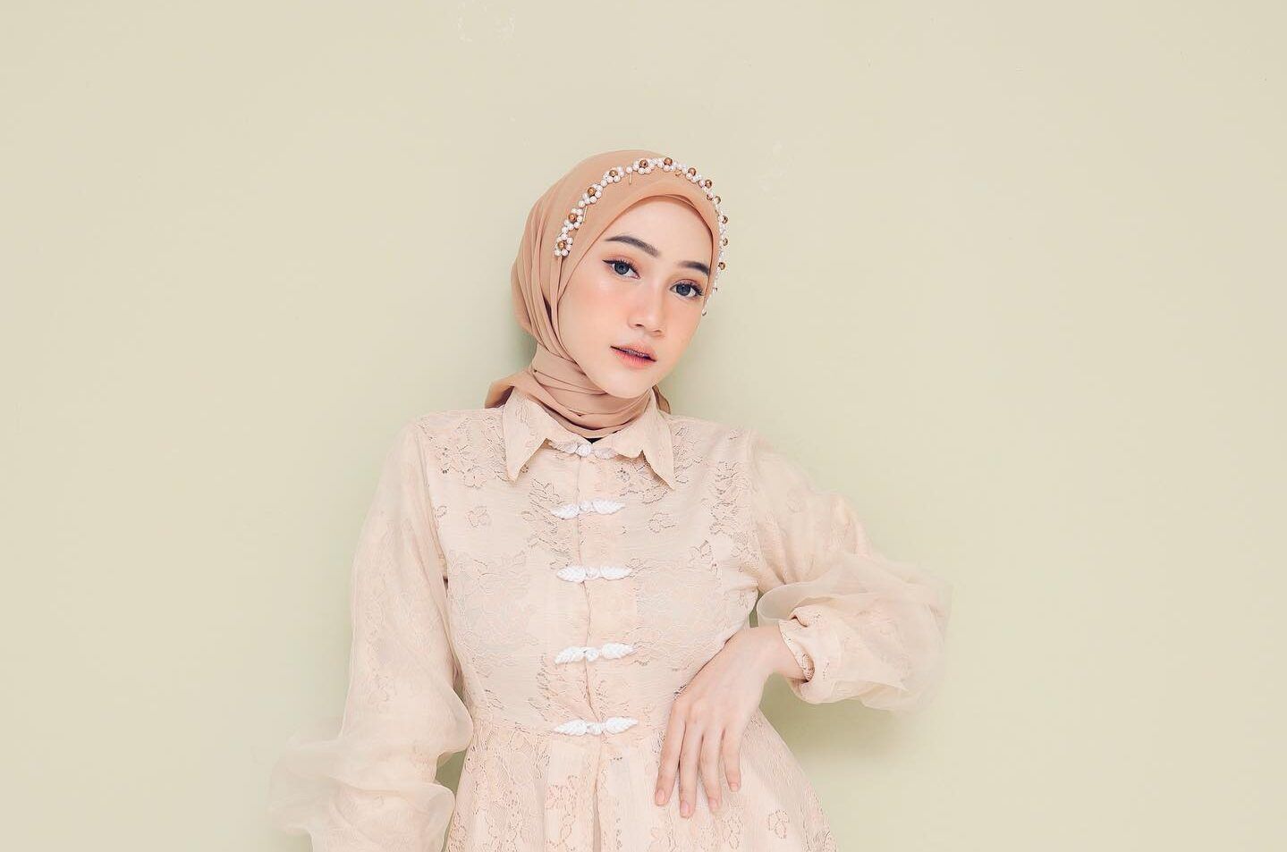 Wanita Indonesia berhijab dengan aksesori headpiece