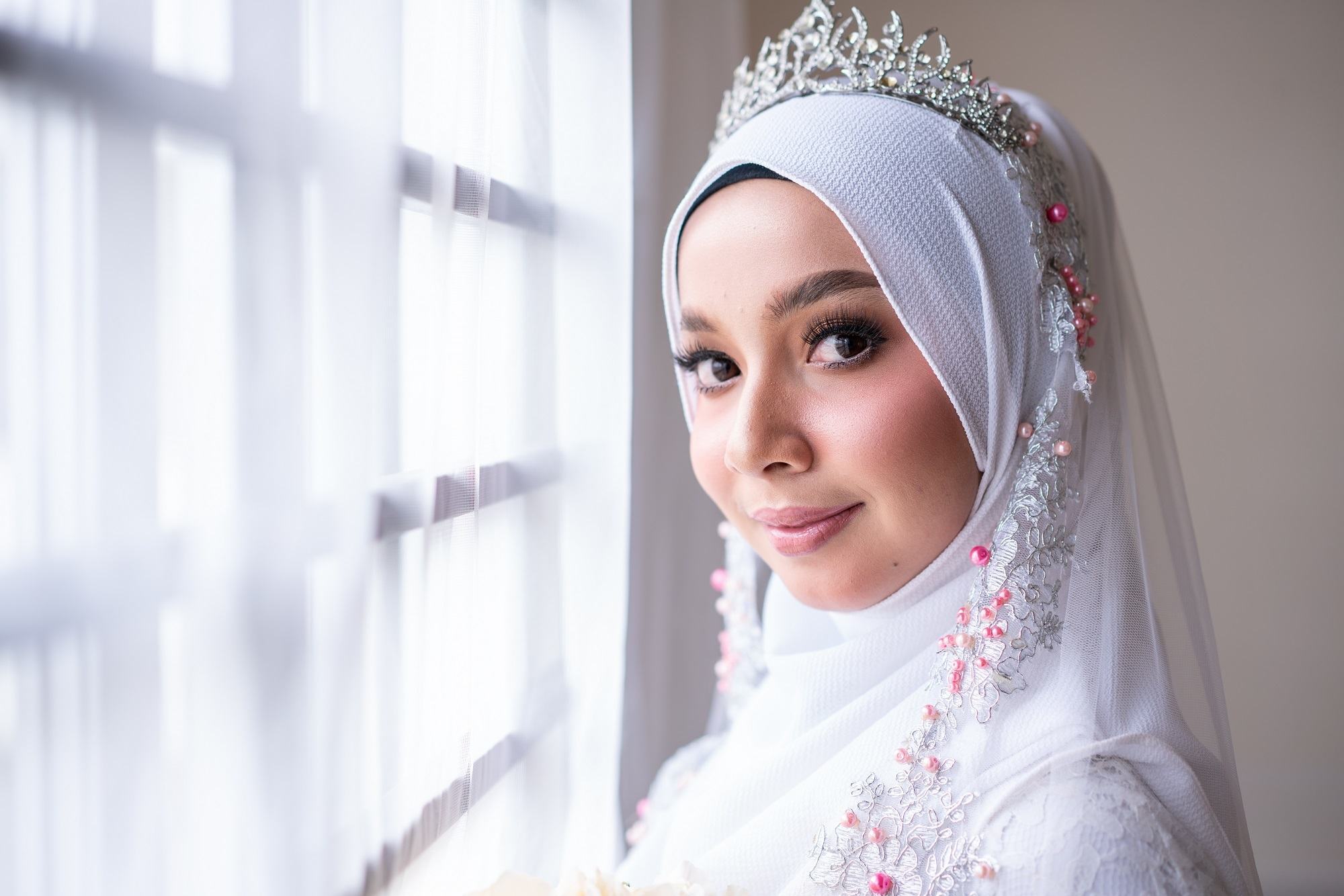 Pengantin berhijab memakai tiara.