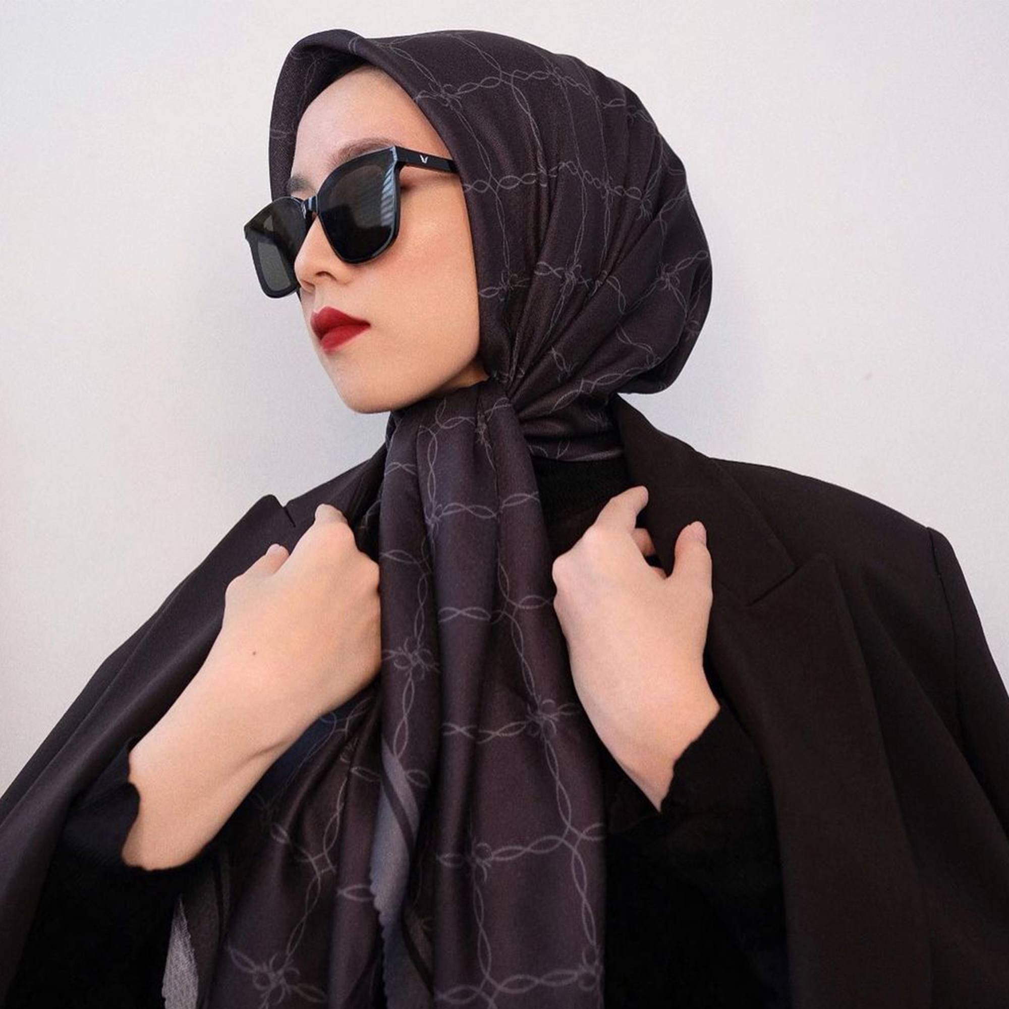 Kamu juga bisa memilih hijab hitam bermotif. Hitam termasuk warna jilbab netral yang bisa bikin kulit terlihat cerah. (Foto: Instagram/ameliaelle)