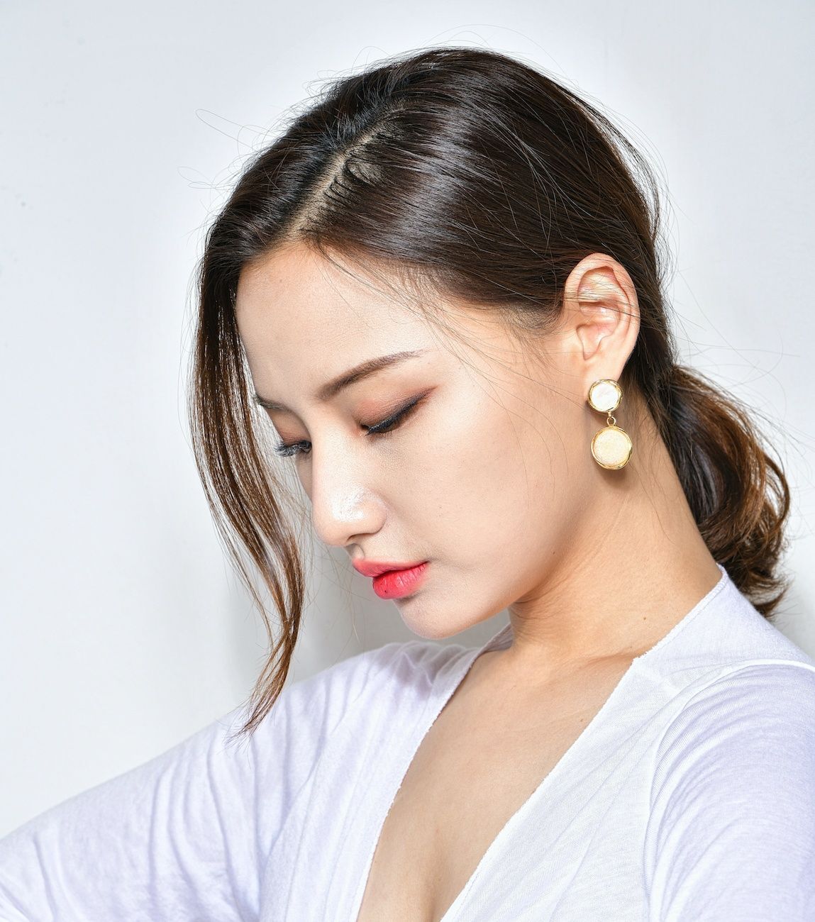 Gaya yang sederhana tak akan kalah manis dengan paduan aksesori yang teoat. (Foto: Shutterstock)