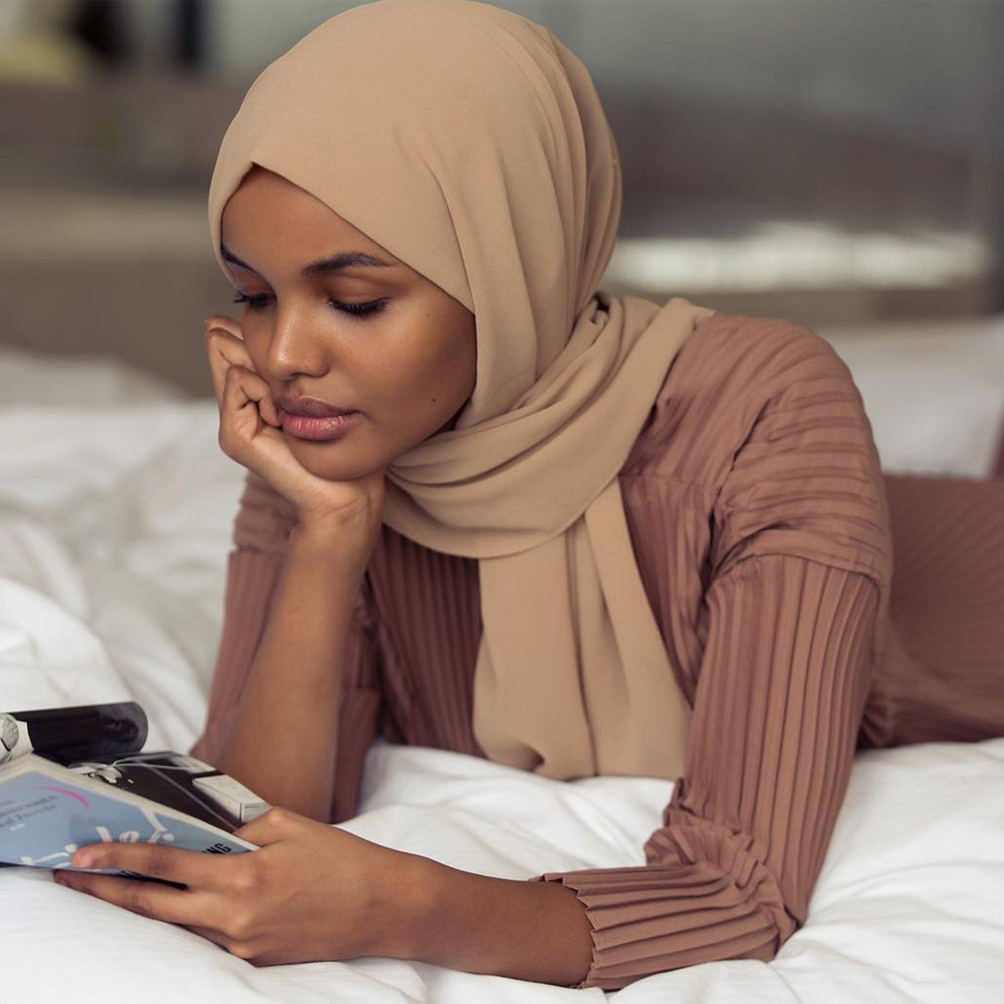 Dengan warna nude yang tepat, kamu tak akan terlihat kusam. (Foto: Instagram/halima)