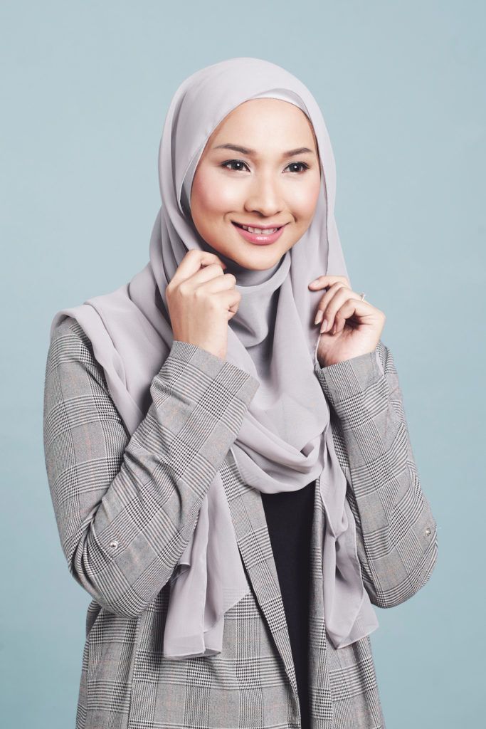 Wanita asia menata hijab modern