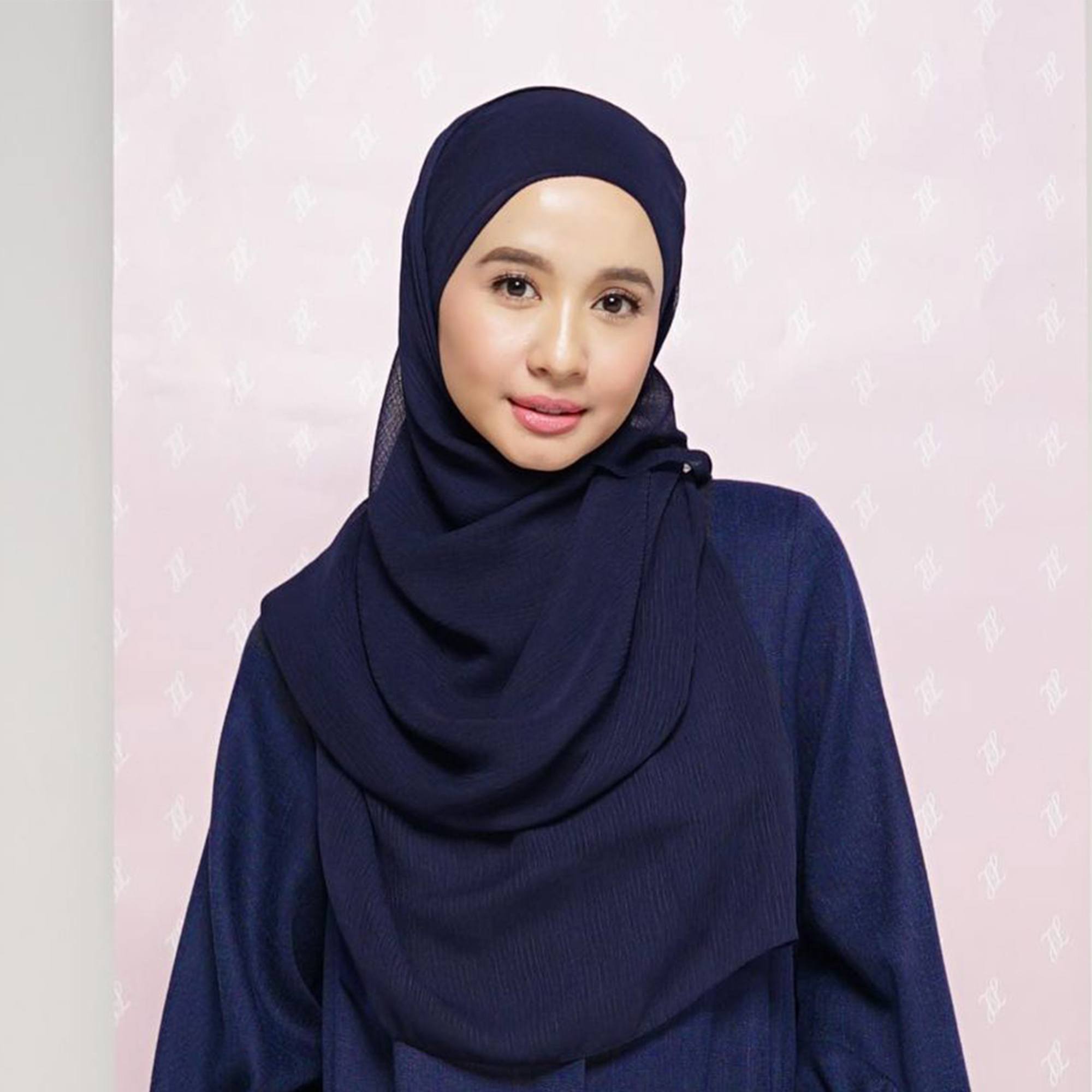 Kami jamin, warna ini tak akan bikin kulitmu terlihat gelap! (Foto: Instagram/lbylcb)