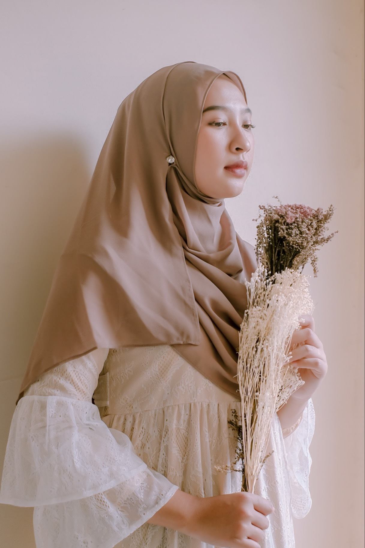 Hijab manis untuk gaya modern menutupi dada