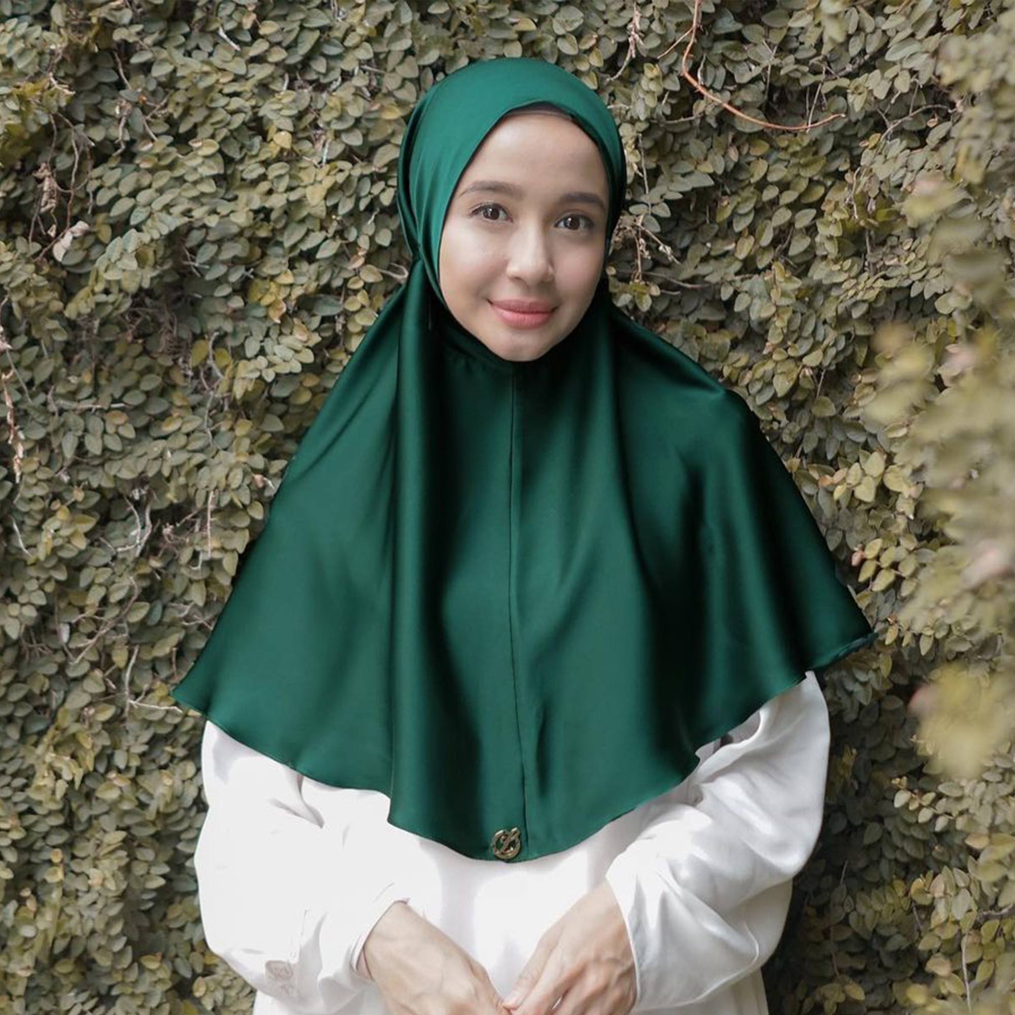 Warna yang dipilih Laudya Cynthia Bella ini dijamin bikin wajahmu terlihat cerah. (Foto: Instagram/lbylcb)