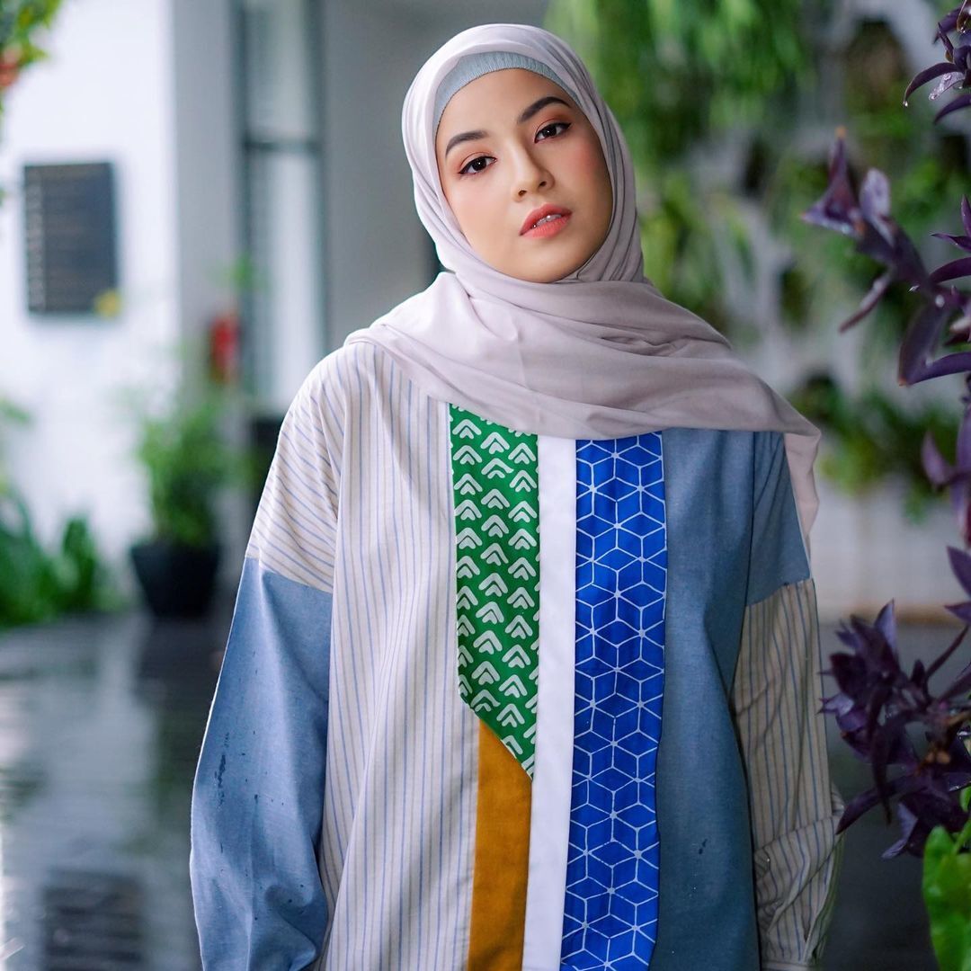 Natasha rizky dengan hijab pashmina dan ciput rajut