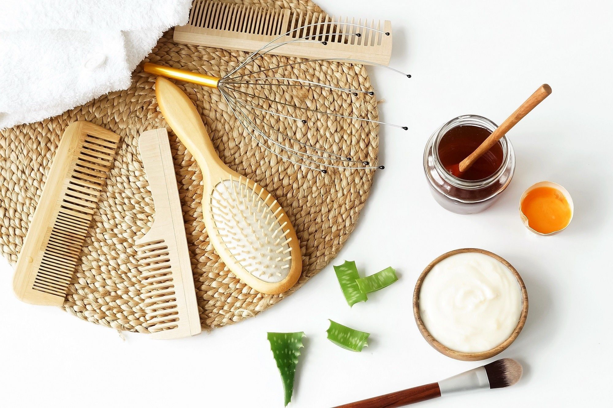 Foto bahan-bahan masker alami lengkap dengan sisir.