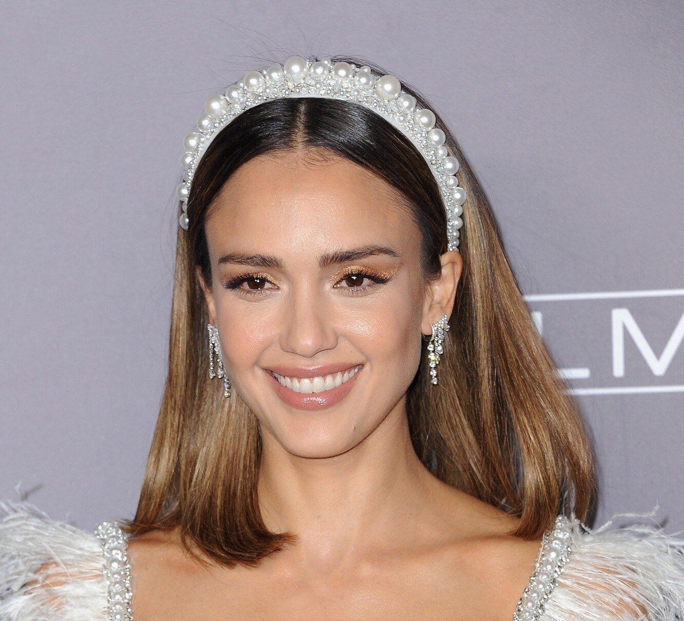 Apapun model potongan bob-nya, bando selalu jadi aksesori rambut terbaik untuk mempermanis gaya. Lihat saja Jessica Alba! (Foto: Shutterstock)
