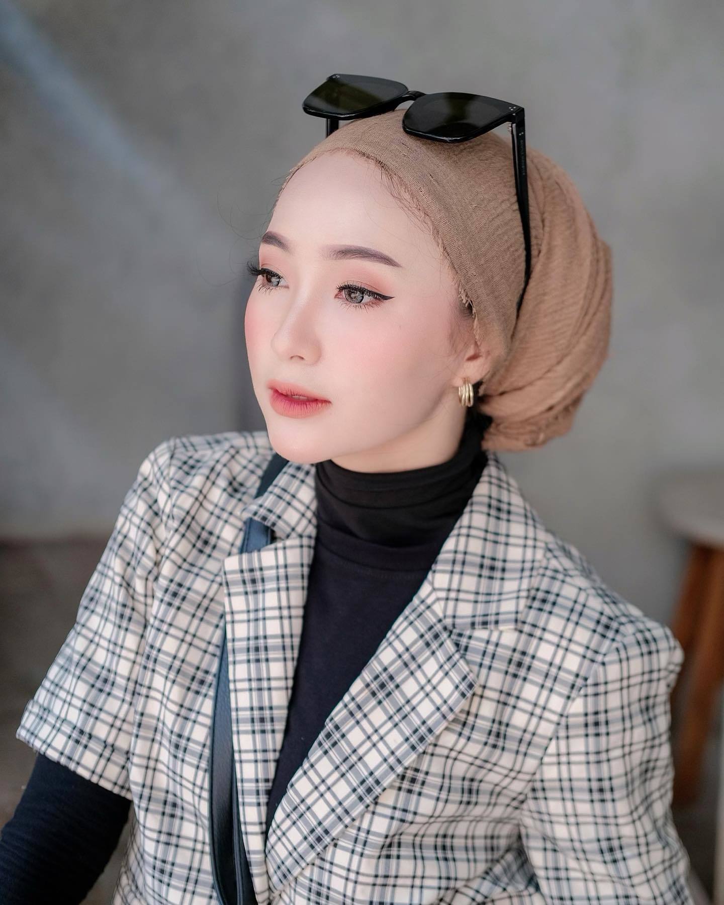 Wanita Indonesia mengenakan gaya hijab turban simple.