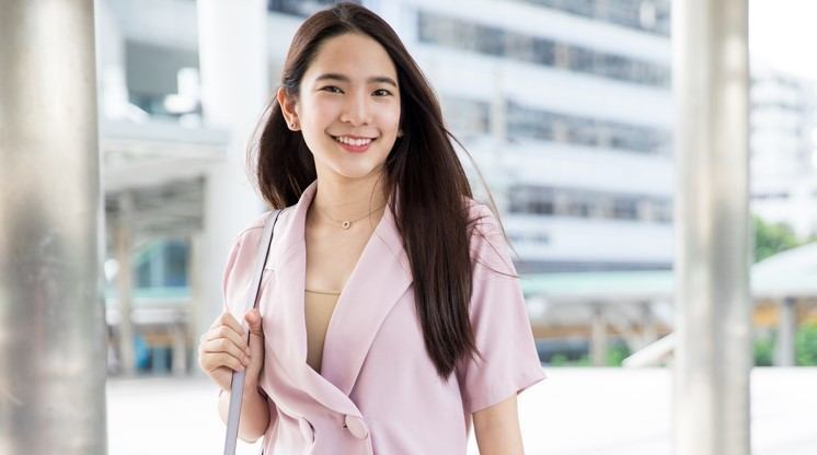 wanita asia dengan rambut panjang