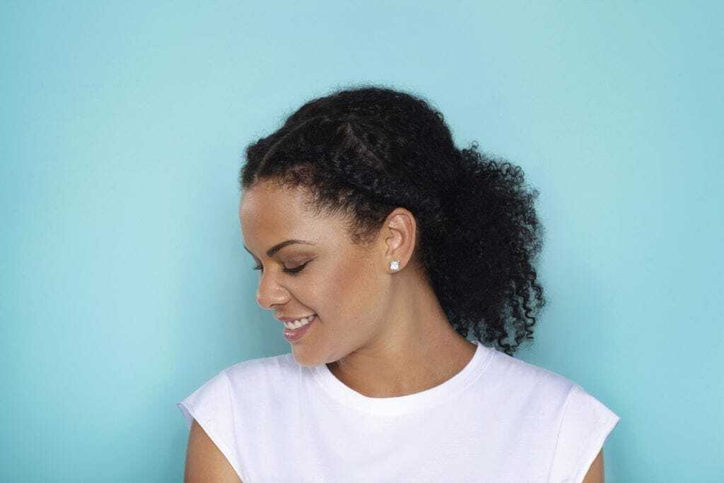 Model rambut keriting braided ponytail.