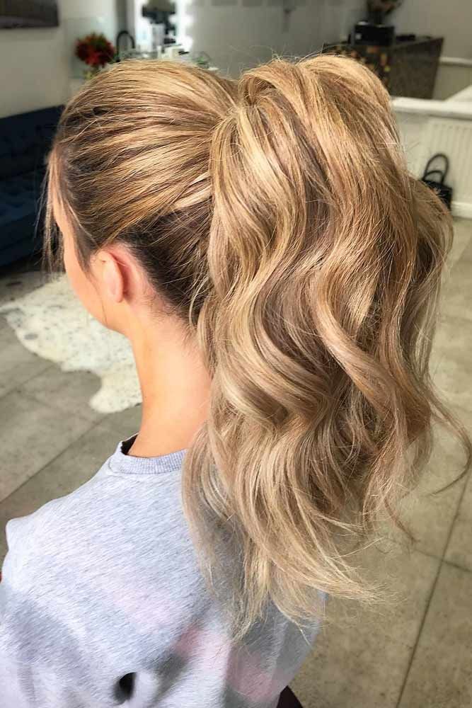 Rambut gelombang tidak kalah cantik saat diikat (Foto: Pinterest)