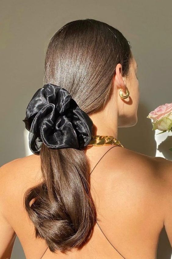Padukan gelombang alami dengan scrunchie (Foto: Pinterest) 