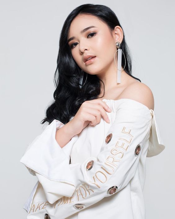 Keindahan rambut panjang berwarna hitam tidak pernah pudar. (Foto: Pinterest)